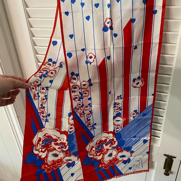 Birkin scarf with red outlined poppies with blue hearts - Picture 5 of 6